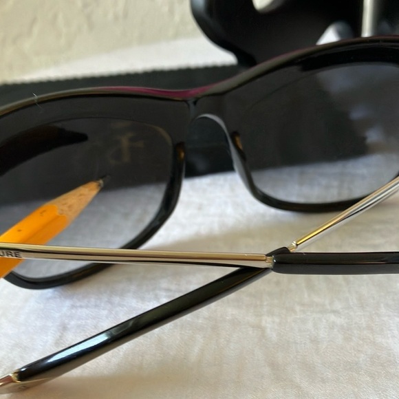 Juicy Couture: Black Wayfarer Sunglasses- Gray- case & cloth-
scratch & mark - Picture 16 of 16